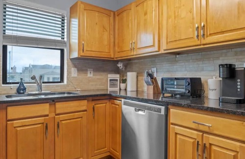 Springfield Apartment | Elegant Oak Suite in Medical District with Free Breakfast