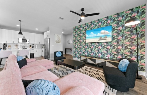 Southside Apartment | Luxury Oasis: Posh 3BR/2BA with Pool & Gym