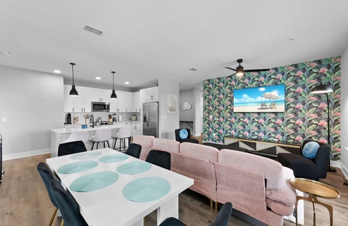 Southside Apartment | Luxury Oasis: Posh 3BR/2BA with Pool & Gym