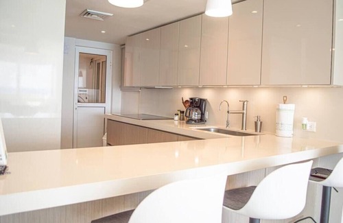 Zona Hotelera Apartment | Prime Oceanfront Apartment with Spa, Pool & Premier Amenities