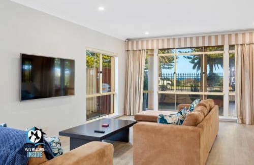 Victor Harbor House | Oceanfront 3BR Retreat in Central Victor - Pet Friendly