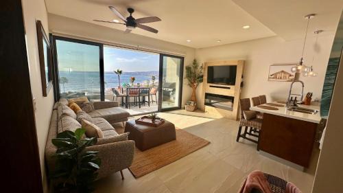 Primo Tapia Apartment | Oceanfront Bliss: Pool, Jacuzzi & Top-Rated Comfort