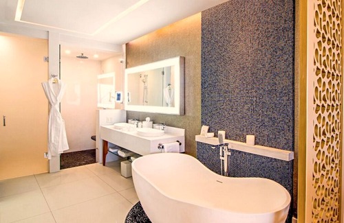 Cabo San Lucas Resort | Oceanfront 3 Bedroom Condo with Premier Amenities