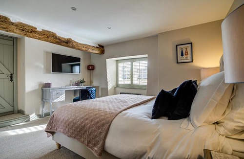 Fairford House | Exceptional Old Sorting Office in Cotswold Town Center