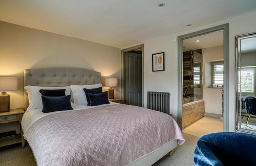 Fairford House | Exceptional Old Sorting Office in Cotswold Town Center