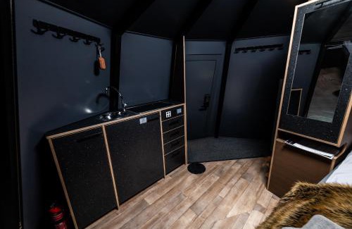 Rovaniemi Apartment | Exclusive Olkkalake Hut: Family-Friendly with Hot Tub