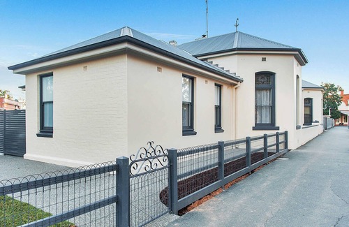 Echuca House | Guest Rated: 9.8 - Luxury on the Esplanade in Echuca