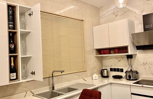 Accra Villa | Secluded One Bedroom Villa with Wifi, Netflix & Spa