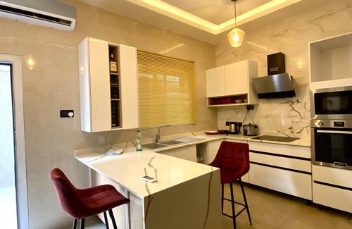Accra Villa | Secluded One Bedroom Villa with Wifi, Netflix & Spa