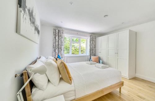 Kennington Apartment | Stylish Oxford Apartment with Free Parking, Ideal for Families