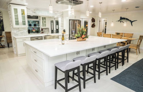 Apollo Beach House | Stay at Palm Tree Two: 3 King Beds & Heated Pool Oasis