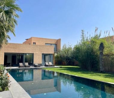 Annakhil Villa | Relaxing Palm Villa: 4-Star Retreat with Pool & Pet-Friendly