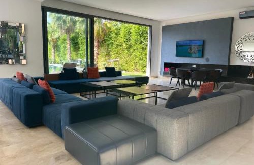 Annakhil Villa | Relaxing Palm Villa: 4-Star Retreat with Pool & Pet-Friendly