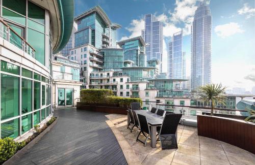 Vauxhall Apartment | Elegant 3-Bed Suite with Private Terrace and Scenic Views