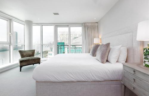 Vauxhall Apartment | Elegant 3-Bed Suite with Private Terrace and Scenic Views