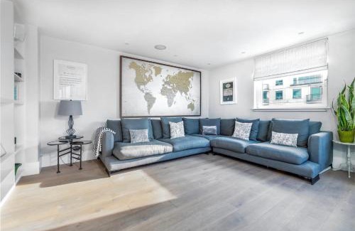 Vauxhall Apartment | Elegant 3-Bed Suite with Private Terrace and Scenic Views