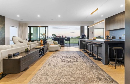 Papamoa Beach House | Luxury Papamoa Beach | Pool | Spa | Pet Friendly