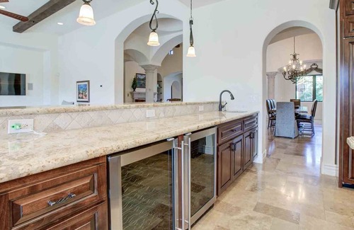 Paradise Del Este House | Entertainer's Paradise: Rooftop Firepit & Family-Friendly Fun
