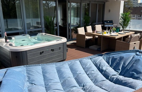 Region Hannover District Apartment | Elegant Penthouse with Elevator, Whirlpool & Pool Access