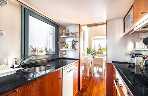 Dreta de l'Eixample Apartment | Elegant Penthouse Retreat with Spa and Pet-Friendly Options
