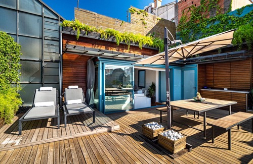 Dreta de l'Eixample Apartment | Elegant Penthouse Retreat with Spa and Pet-Friendly Options