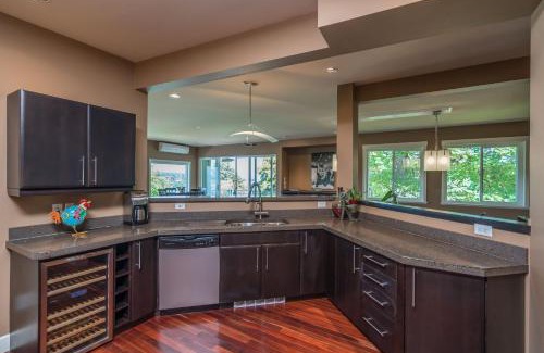 Regional District of Nanaimo Apartment | Elegant Downtown Nanaimo Penthouse with Breakfast Included