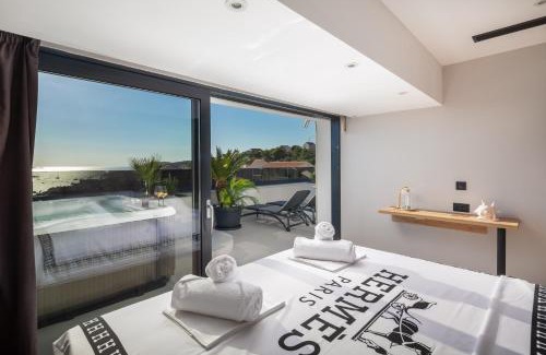 Krizna luka Apartment | Elegant Penthouse in Hvar with Jacuzzi & Ocean View