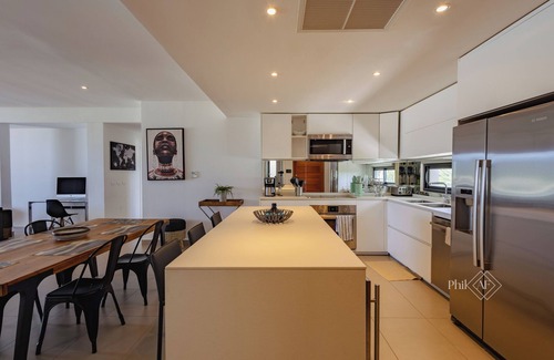 Beacon Hill Condo | Luxury Penthouse with Private Rooftop Directly on Beach, Best Location, pool!