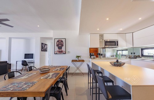 Beacon Hill Condo | Luxury Penthouse with Private Rooftop Directly on Beach, Best Location, pool!