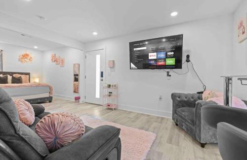 Old East Dallas Apartment | Luxury Pink Suite in Downtown