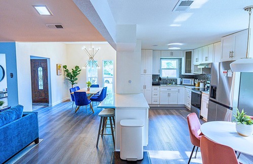 Cowley House | Regal Executive: Poolside Fun & Family-Friendly Amenities