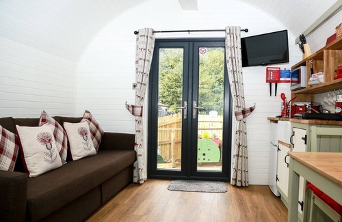 Lasswade Apartment | Exquisite Pod Retreat with Garden View at Kevock Vale Park