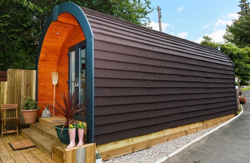 Lasswade Apartment | Exquisite Pod Retreat with Garden View at Kevock Vale Park