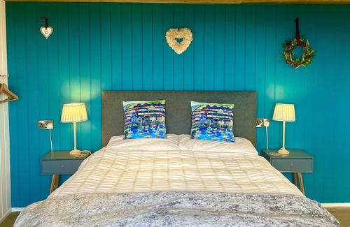 Aberaeron Cabin | Elegant Pod Accommodation with Breakfast & Family Amenities