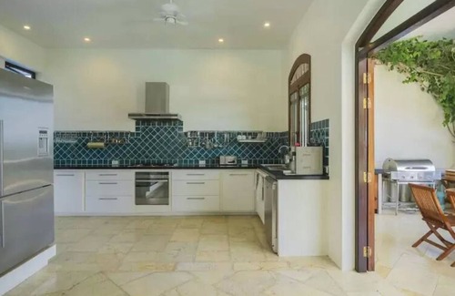 Wichit Villa | Elegant Beachfront Haileng Villa with Pool and Dining