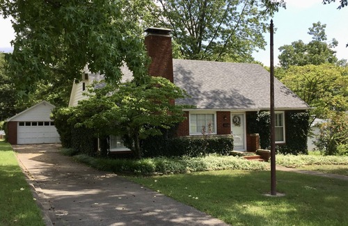 Mount Vernon House | Elegant Private Residence with Kitchen | Rated 10/10 by Guests