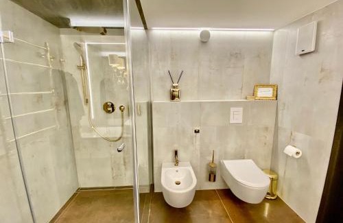 Kaunas Apartment | Indulge in Queen V Apartment with Jacuzzi & 10/10 Review