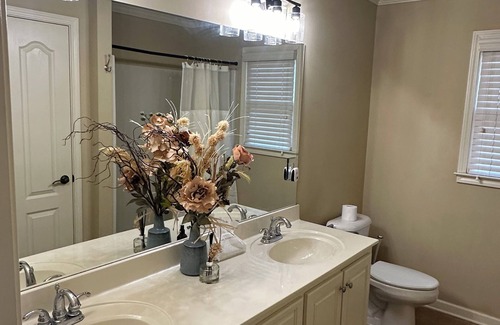 Dacula House | Tranquil Family Retreat with Kitchen & Pet-Friendly Amenities