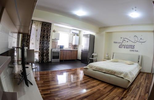 Otopeni Apartment | Elegant Radox Apartment near Bucharest Airport with Pool