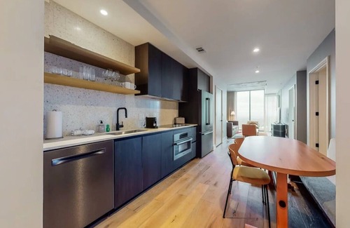 East Cesar Chavez Condo | Luxury Rainey St Condo with rooftop pool, Lakeview & Gym