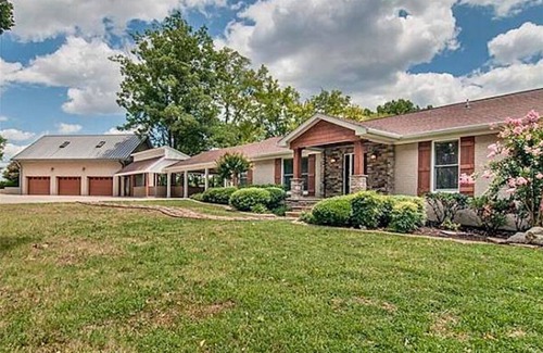 Hermitage House | Luxury Ranch on Kenny Rogers’ Former Estate – Pool, Trails, Animals & Firepit