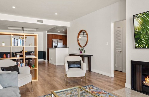 Sawtelle Condo | Pet-Friendly 2BR Retreat in Los Angeles with Top Ratings