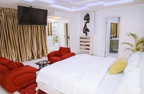 Ikoyi Villa | Elegant 5-Bedroom Getaway Palace with Family-Friendly Amenities