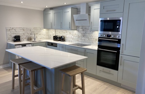 Boscombe Apartment | Exceptional Two-Bed Apartment Steps from Boscombe Beach