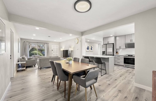 Jewell Heights - Hoffman Heights House | Modern Rooms with King Bed & Private Bath, Breakfast Included