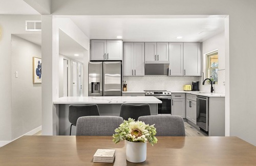 Jewell Heights - Hoffman Heights House | Modern Rooms with King Bed & Private Bath, Breakfast Included