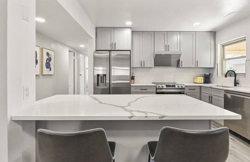 Jewell Heights - Hoffman Heights House | Modern Rooms with King Bed & Private Bath, Breakfast Included