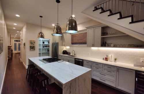 Central Carrollton Association House | Historic Shotgun Home with Ocean View and Spa Amenities