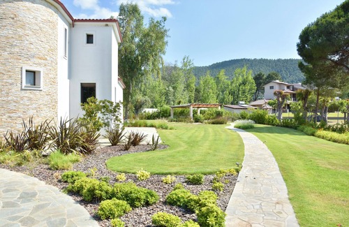 Vourvourou Villa | Elegant Villa Rental Ideal for 14 Guests with Spa Access