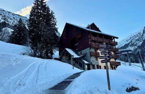 Oz Apartment | Top-Rated Ski In/Ski Out Apartment with Pool & Spa Access